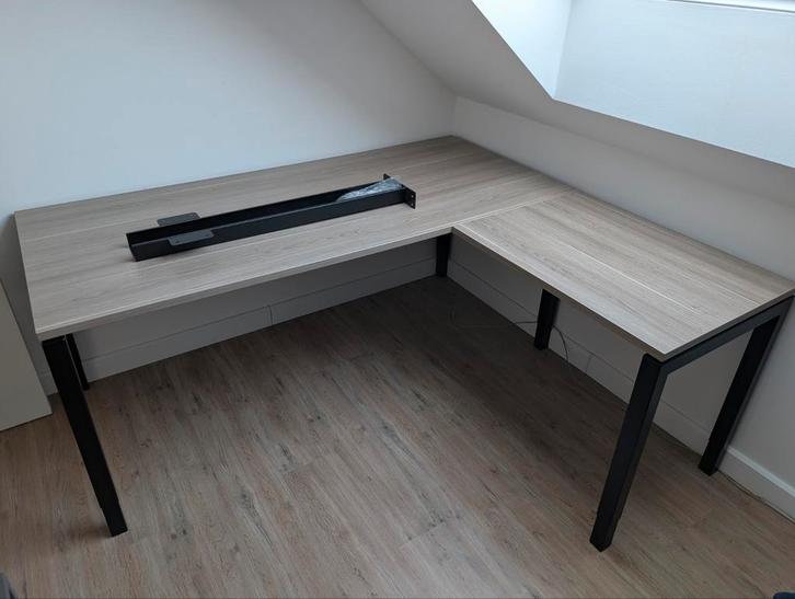 Professionele hoek-bureau, kabelgoot, hoogte verstelbaar., Huis en Inrichting, Bureaus, Zo goed als nieuw, Bureau, In hoogte verstelbaar