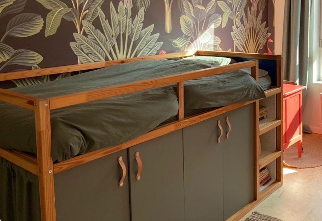 Lit IKEA Kura avec armoire intégrée, Enfants & Bébés, Chambre d'enfant | Lits superposés & Lits mezzanines, Utilisé, Lit mi-hauteur mezzanine