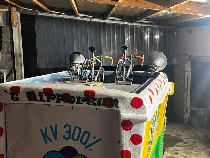 Carnaval/tour de france, Hobby & Loisirs créatifs, Articles de fête | Location, Utilisé, Enlèvement