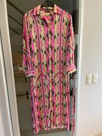 Lang kleed maat M merk Mucho Gusto, perfecte staat, Kleding | Dames, Maat 38/40 (M), Ophalen of Verzenden, Roze, Onder de knie