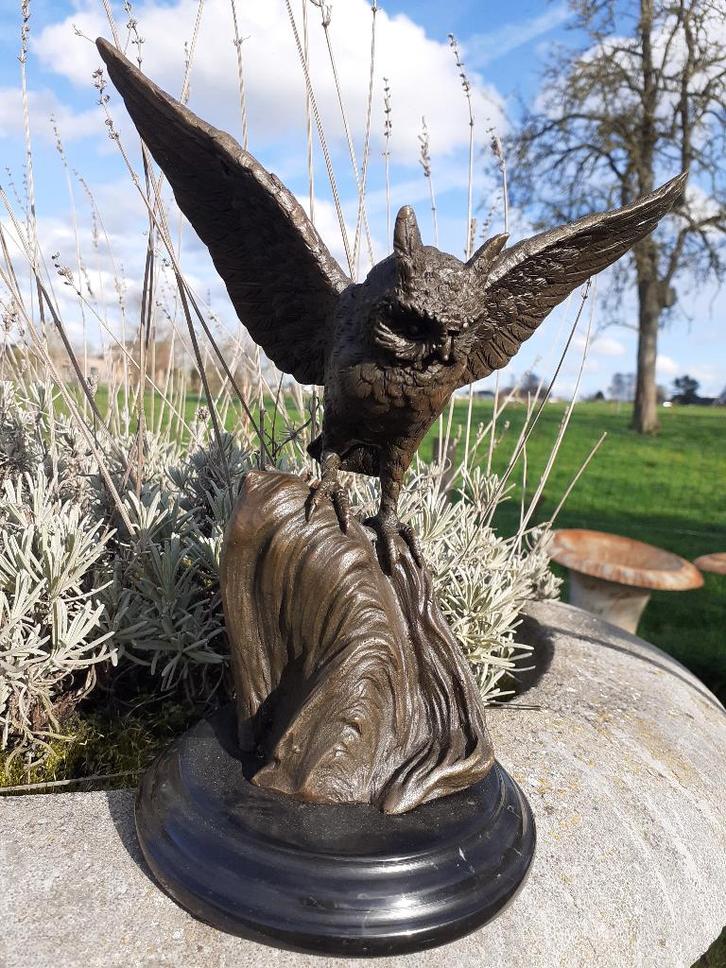 BRONZEN UIL GESIGNEERD OP EEN BASIS (de vlucht)., Antiek en Kunst, Antiek | Brons en Koper, Brons, Ophalen of Verzenden