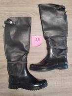 Bottes noir. 39., Enlèvement