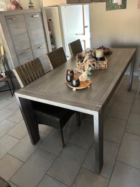 Gratis eettafel en rieten stoelen, Huis en Inrichting, Stoelen, Gebruikt, Vijf, Zes of meer stoelen, Hout, Riet of Rotan, Overige kleuren