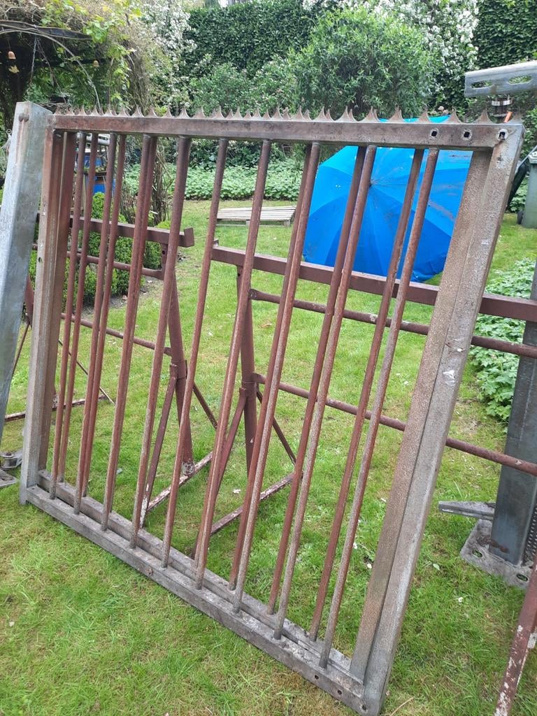 Metalen poort, Ophalen