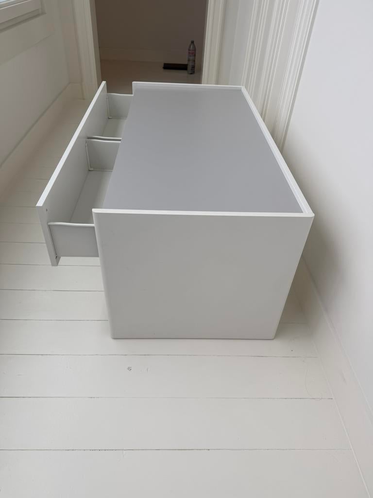 lage witte kast met handige schuif, Huis en Inrichting, Ophalen, 100 tot 150 cm, 50 tot 75 cm, Zo goed als nieuw