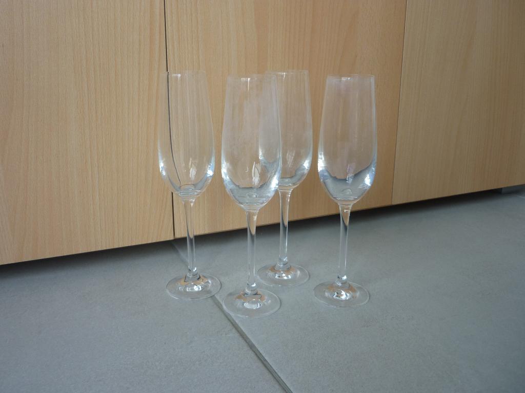 Gratis Set van 4 versleten schuimwijn glazen, Enlèvement