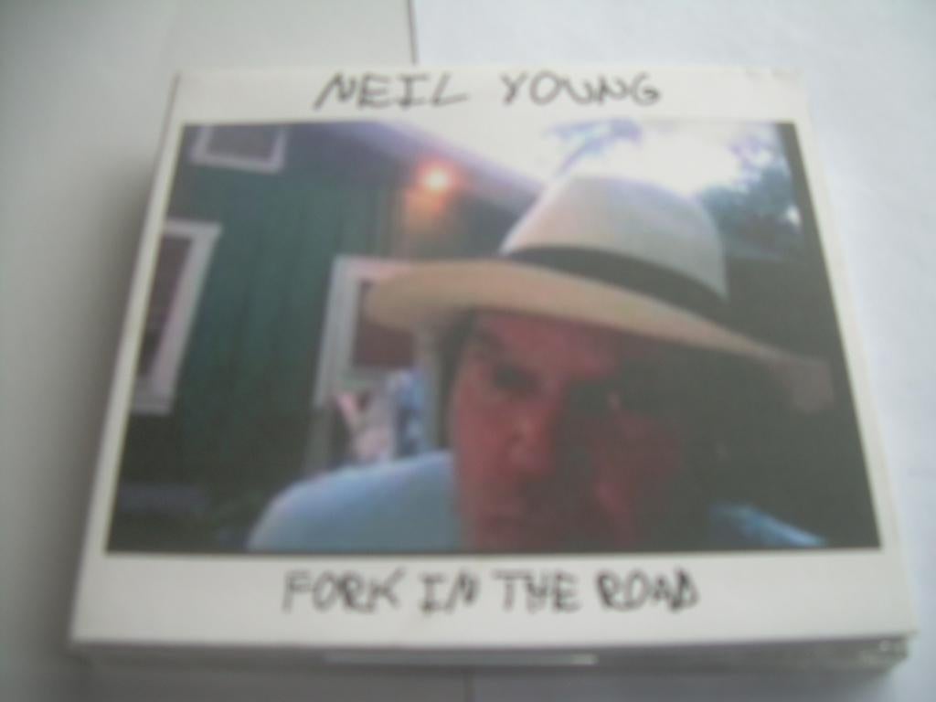 CD - NEIL YOUNG - FORK IN THE ROAD, Enlèvement ou Envoi, 2000 - 2009, Comme neuf