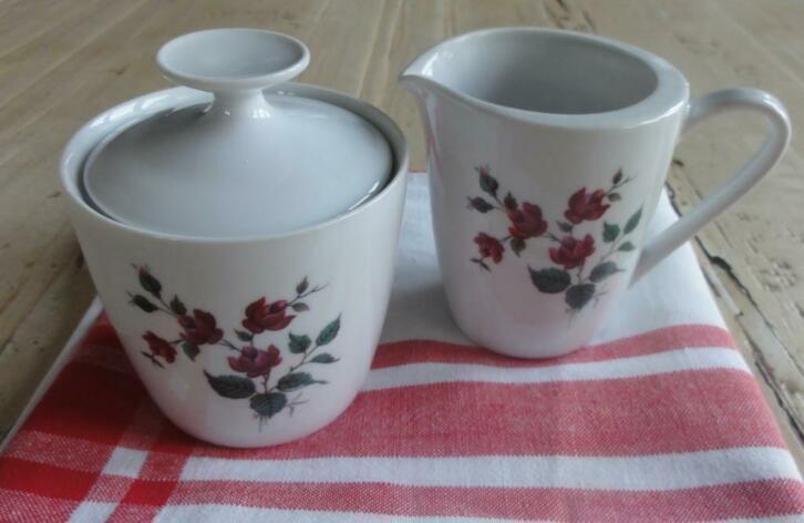 Brocante roomstelletje met donker roze roosjes, Maison & Meubles, Cuisine | Vaisselle, Utilisé, Autres types, Autres styles, Porcelaine