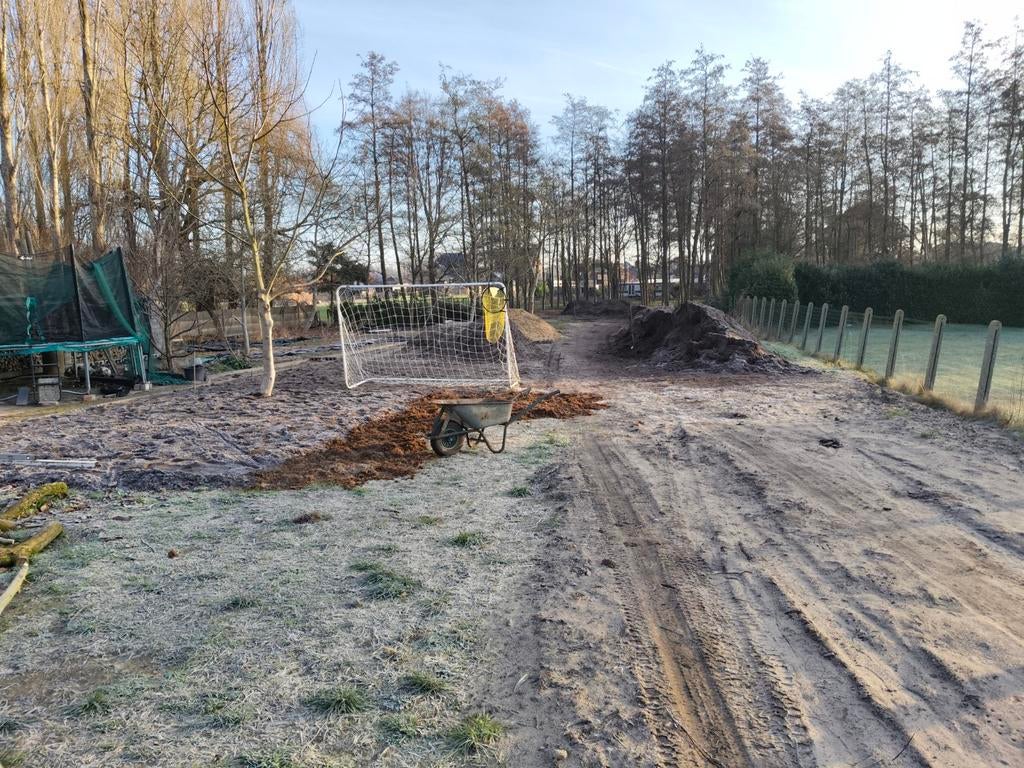 GEZOCHT: zwarte grond, opvulgrond zonder stenen.