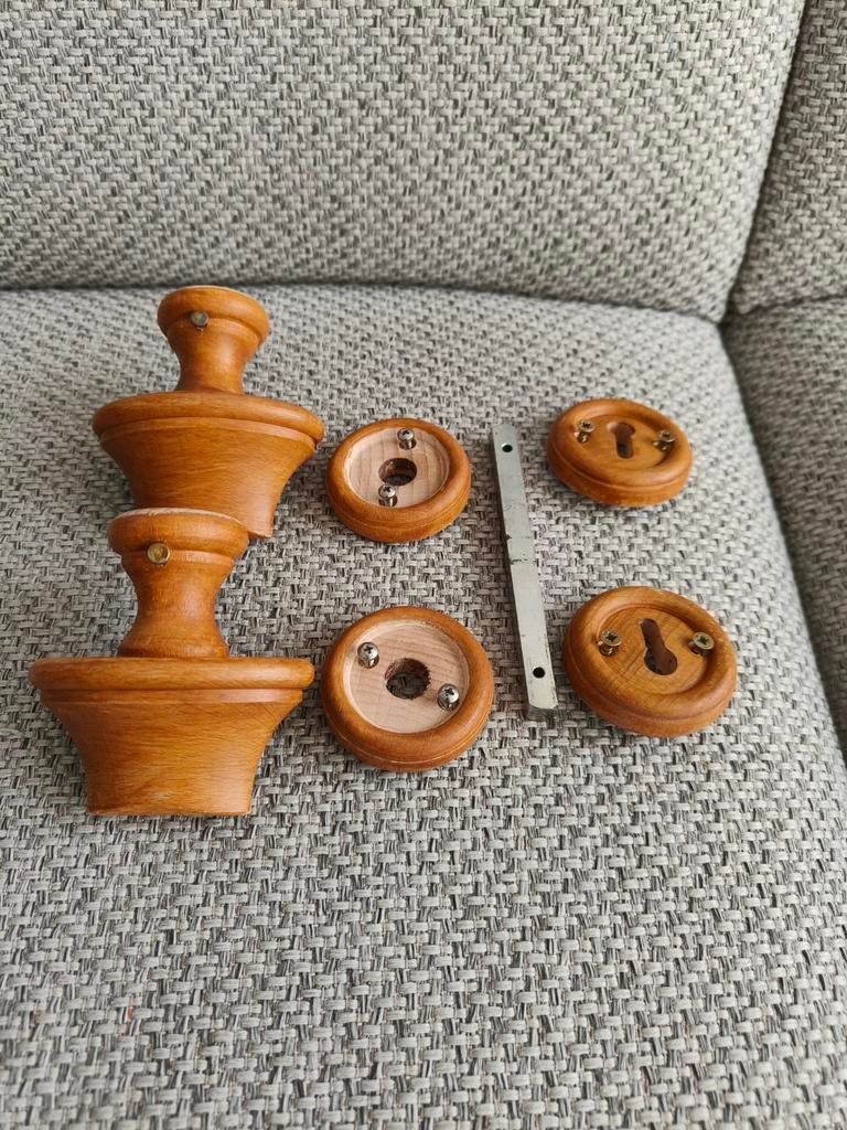 Houten deurknoppen, Ophalen