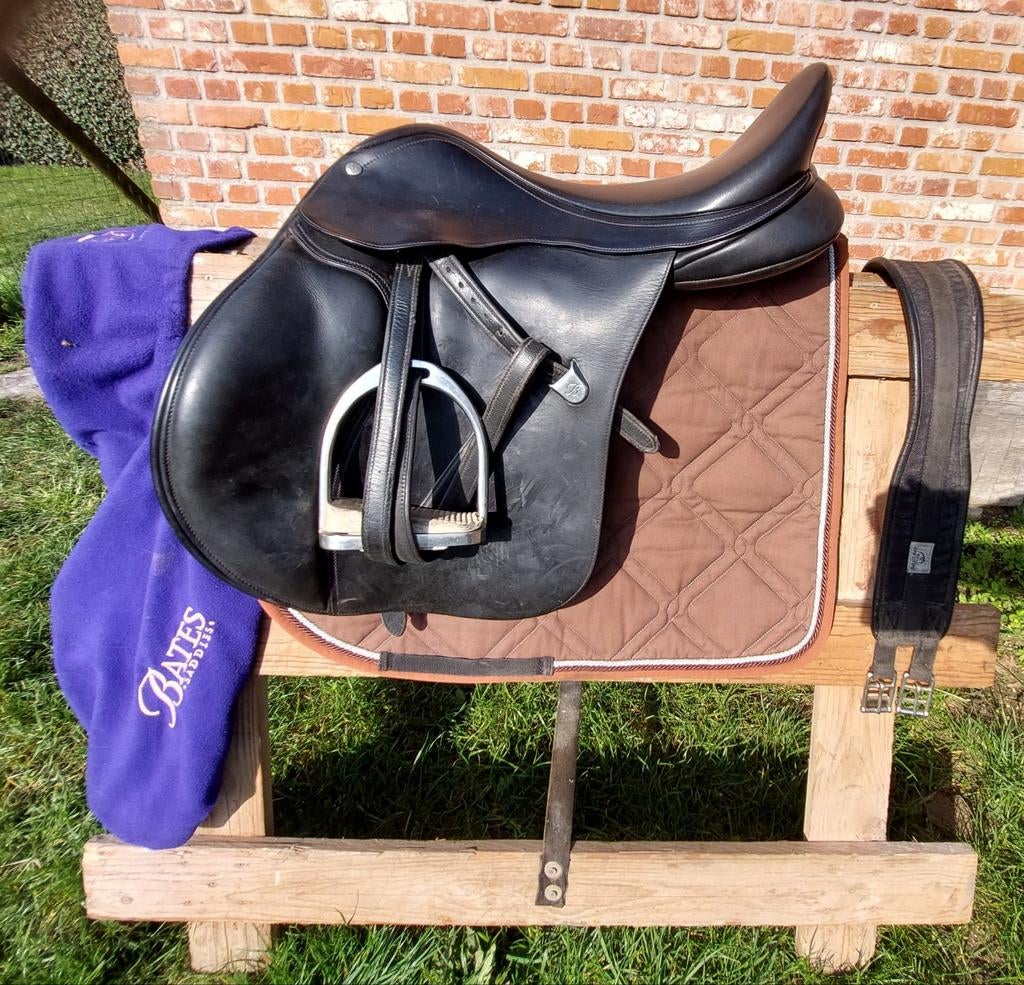 Zwart Bates Veelzijdigheidszadel
18 inch, Dieren en Toebehoren, Ophalen