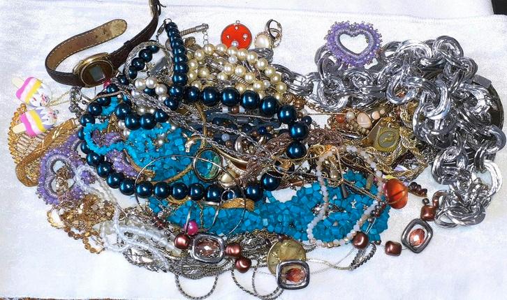 lot juwelen +- 1.2 kg, Handtassen en Accessoires, Antieke sieraden, Overige typen, Goud, Met edelsteen, Ophalen of Verzenden