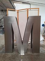 Logo publicitaire M en acier inoxydable, Enlèvement