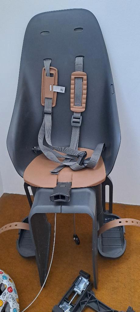 kinder fietsstoel + kinderhelm + montage kader, Fietsen en Brommers, Fietsaccessoires | Fietsstoeltjes, Zo goed als nieuw, Achterzitje