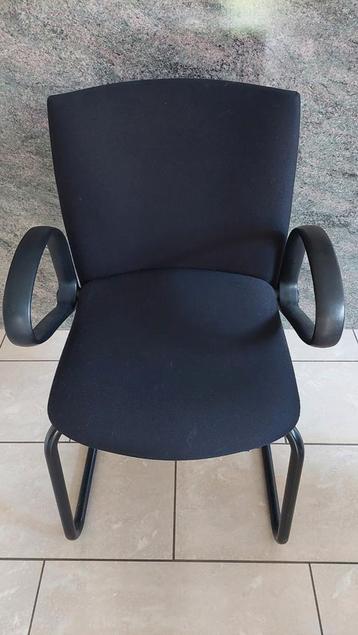 4 zwarte vergaderstoelen - merk Comforto  beschikbaar voor biedingen