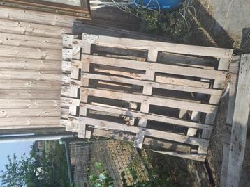 Palletten en houten balken beschikbaar voor biedingen