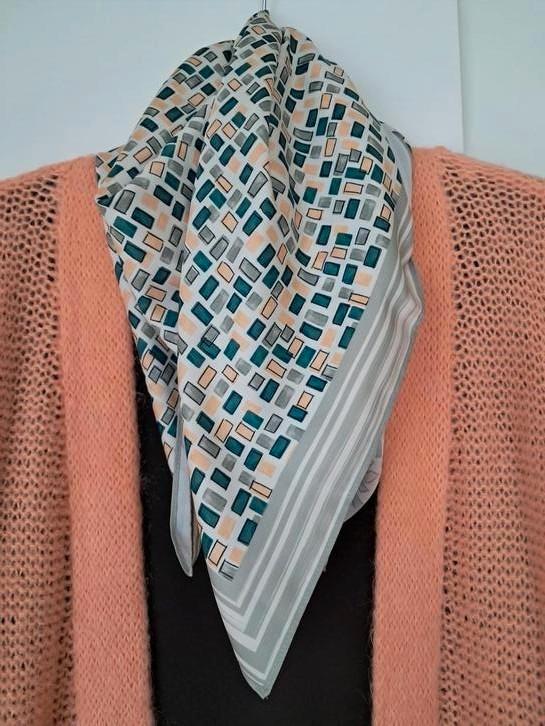 khaki kleedje, lange vest en meerkleurige sjaal, Vêtements | Femmes, Packs de vêtements pour femmes, Porté, Taille 42/44 (L), Enlèvement ou Envoi