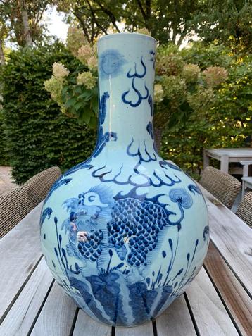 Een groot chinees porseleinen draken Vaas 20ste Eeuw beschikbaar voor biedingen
