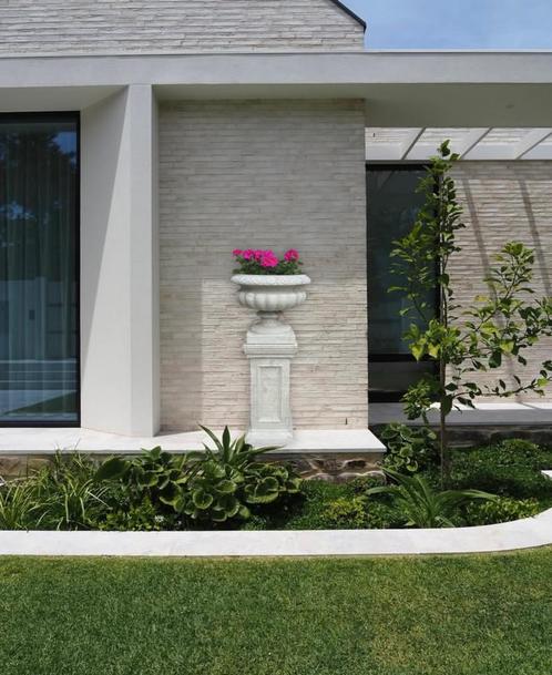 Luxe betonnen bloempotten op luxe betonnen sokkels, Tuin en Terras, Bloempotten, Nieuw, Beton, Binnen, Balkon, Tuin, 40 tot 70 cm
