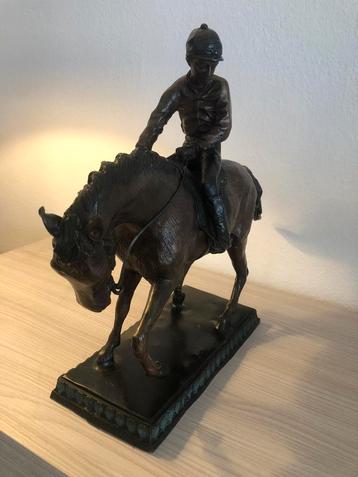 Bronzen beeld ruiter getekend, Enlèvement