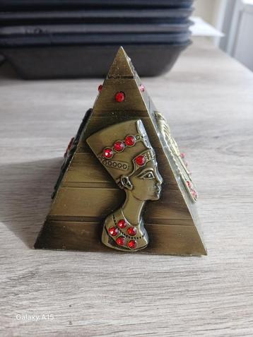 Pyramide met Egyptische symbolen 7cmH beschikbaar voor biedingen
