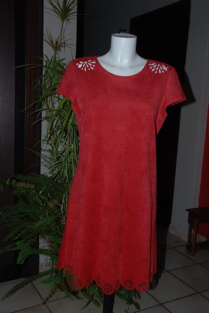 Rechte jurk in steenrood suède maat M als NIEUW!, Kleding | Dames, Jurken, Zo goed als nieuw, Maat 38/40 (M), Rood, Knielengte