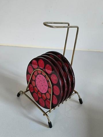 4 Retro onderzetters in metalen standaard beschikbaar voor biedingen