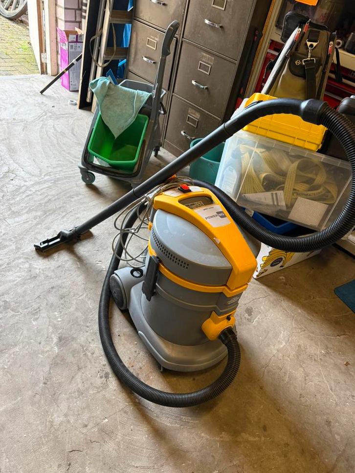 Professionele nat- en droogzuiger – sterke zuigkracht, Bricolage & Construction, Matériel de nettoyage, Comme neuf, Enlèvement