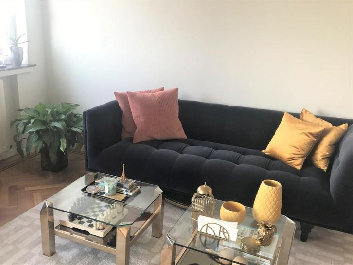 3-zits bank zetel in donkerblauw fluweel MADE.COM, Maison & Meubles, Canapés | Salons, Comme neuf, Banc droit, Trois personnes