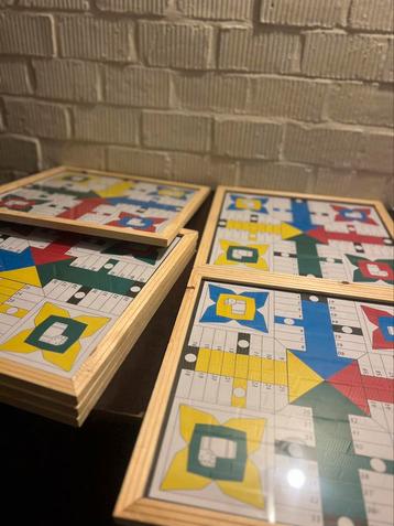 Ludo bordspel met houten frame + pionnen & dobbelsteen beschikbaar voor biedingen