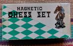 Reis mini schaakspel met magneetjes vintage!, Een of twee spelers, Gebruikt, Ophalen of Verzenden