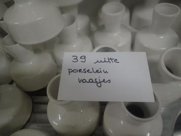 39 vaasjes in wit porselein beschikbaar voor biedingen