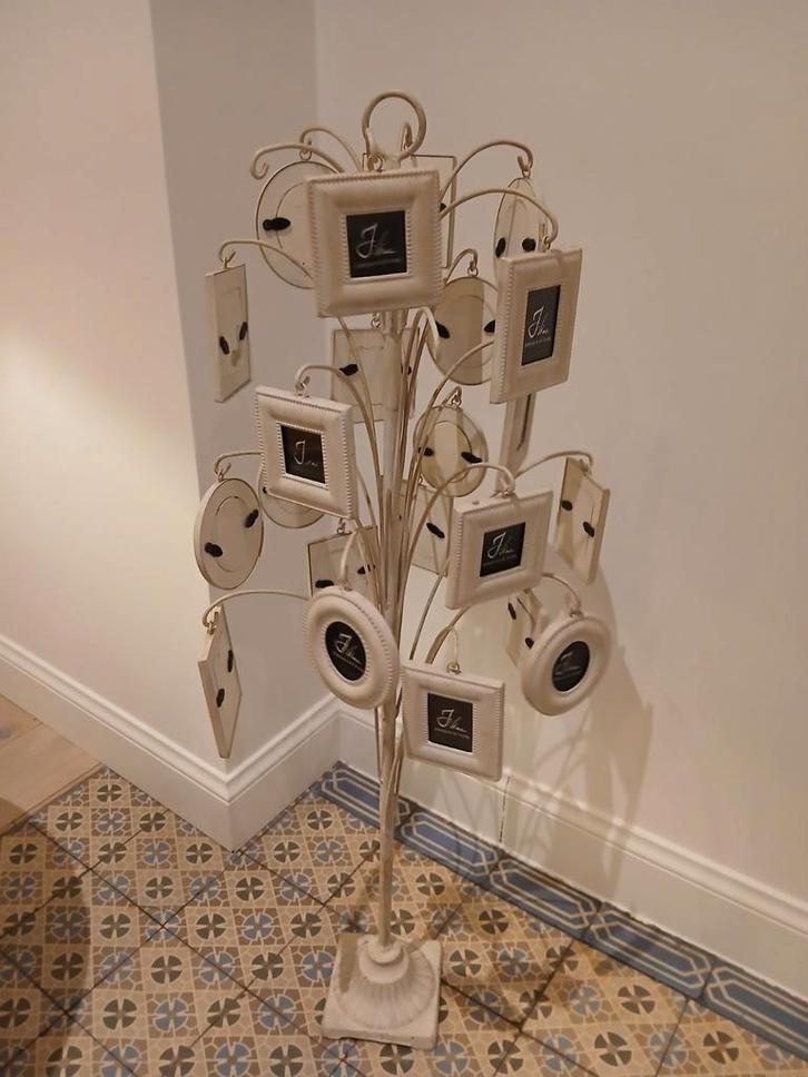 Mooie gietijzeren fotoboom van J-line.
Kadertjes inclusief, Antiek en Kunst, Curiosa en Brocante, Ophalen of Verzenden