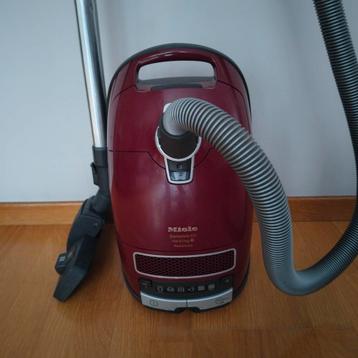 MİELE COMPLETE C3 CAT&DOG POWERLİNE beschikbaar voor biedingen