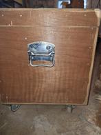 Coffre en bois compartimenté sur roulettes, Enlèvement