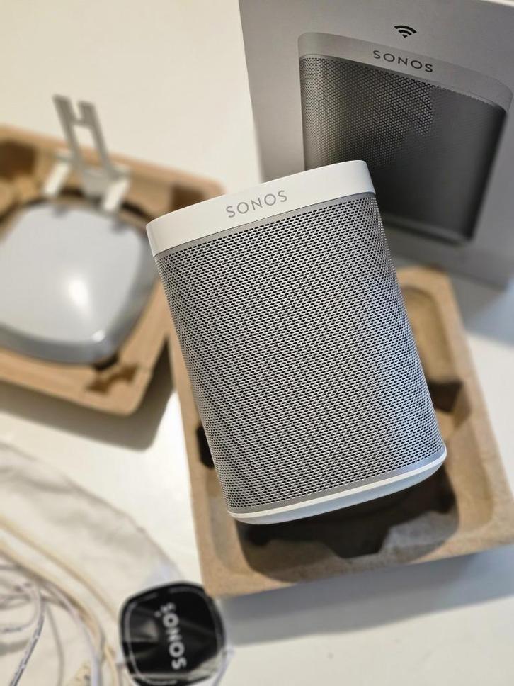 Sonos Play:1 witte WiFi-luidspreker + Flexson-houder, Audio, Tv en Foto, Luidsprekerboxen, Zo goed als nieuw, Complete surroundset