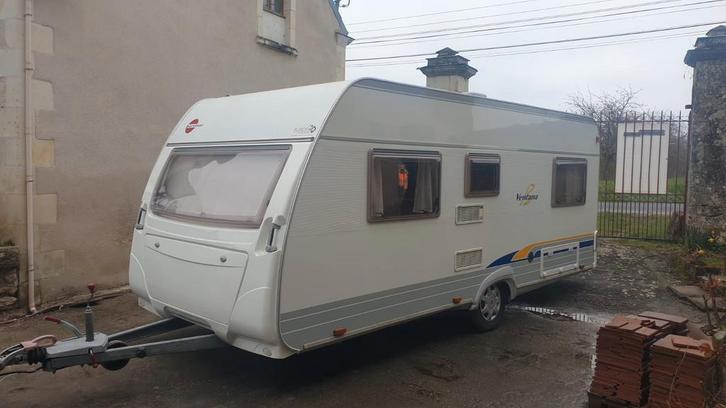 Te koop caravan burstner, Caravans en Kamperen, Caravans, Particulier, Douche, Koelkast, Mover, Ringverwarming, Ophalen