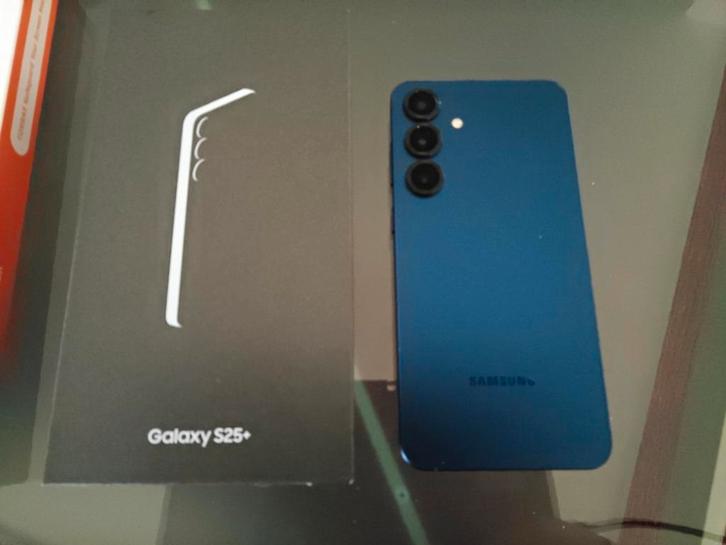 Samsung Galaxy S25 + and Samsung S8 46,mm.  In absolutely ne, Telecommunicatie, Mobiele telefoons | Samsung, Zo goed als nieuw
