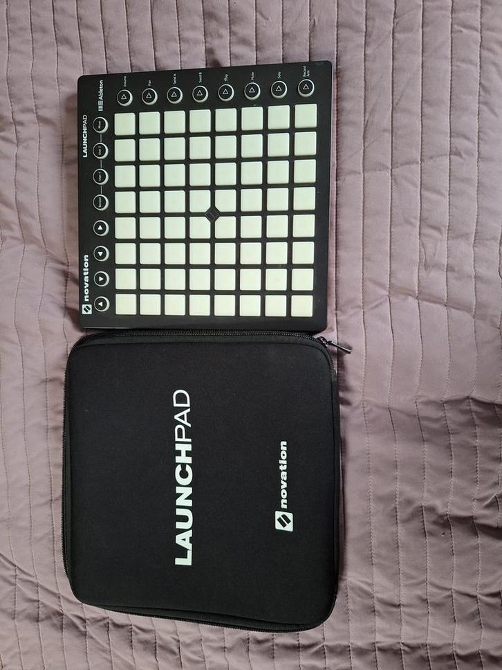 Novation Launchpad MK2 + Hoes, Muziek en Instrumenten, Midi-apparatuur, Zo goed als nieuw, Ophalen