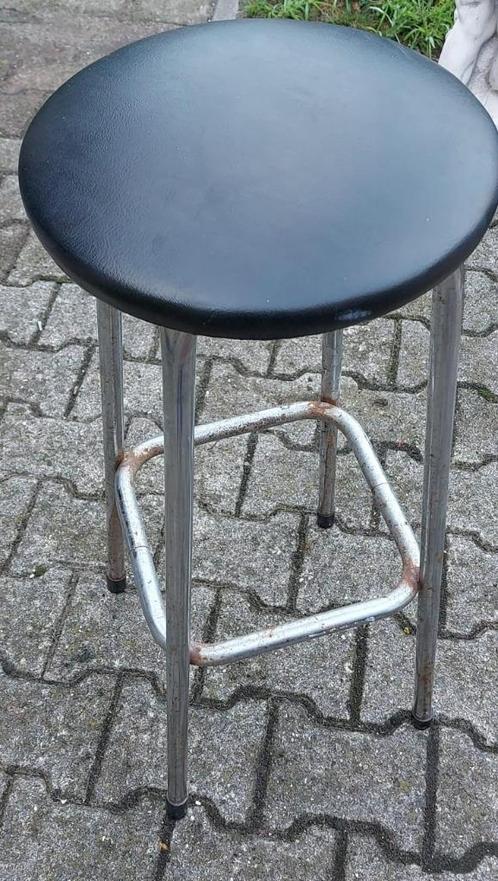kruk met zwarte zitting in kunstleer, Huis en Inrichting, Barkrukken, Gebruikt, 60 tot 90 cm, Metaal, 1 kruk, Met voetsteun, Ophalen