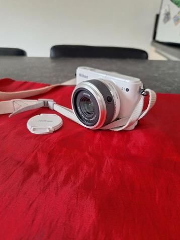 Nikon 1 S1 (blanc) avec objectif Nikon 1 Nikkor 11-27,5 mm, Enlèvement ou Envoi, Comme neuf, Compact, Nikon