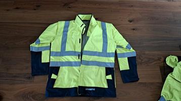 3 VLAMVERTRAGENDE EN ANTISTATISCHE SIGNALISATIE REGENJASSEN beschikbaar voor biedingen