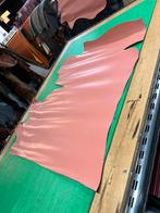 Roze kleur Italiaanse leer lappen 1,5 mm stug&glad A448-449, Hobby en Vrije tijd, Ophalen of Verzenden, Zo goed als nieuw, Roze