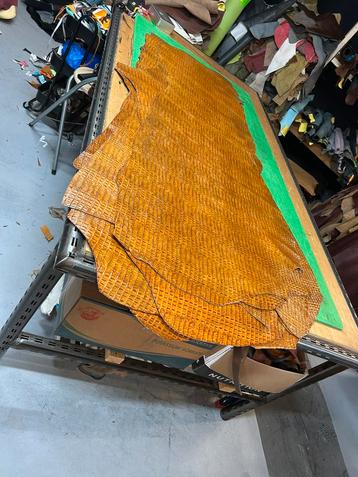 Cognac kleur halve huid 1.4mm dik stug met kroko print A-511 beschikbaar voor biedingen