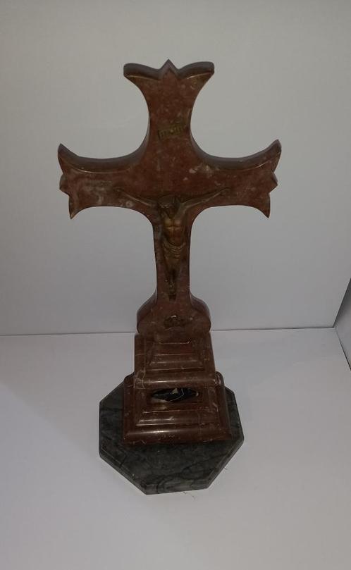 Crucifix en marbre brun et noir, Antiek en Kunst, Antiek | Religieuze voorwerpen, Ophalen