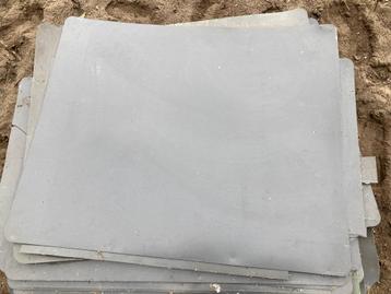 30à40 grote dikke plastic platen 118cm op 98 cm gratis beschikbaar voor biedingen