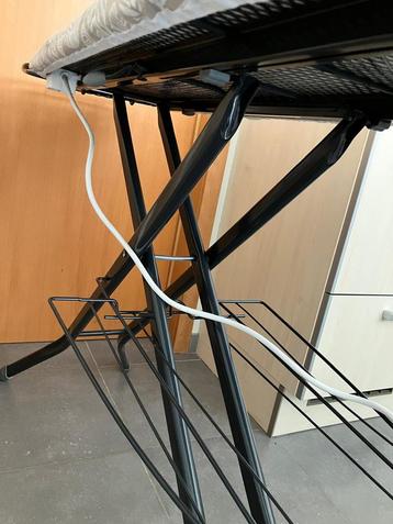 Handige strijkplank met linnenrekje en verlengkabel beschikbaar voor biedingen