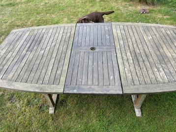 Teak tafel beschikbaar voor biedingen