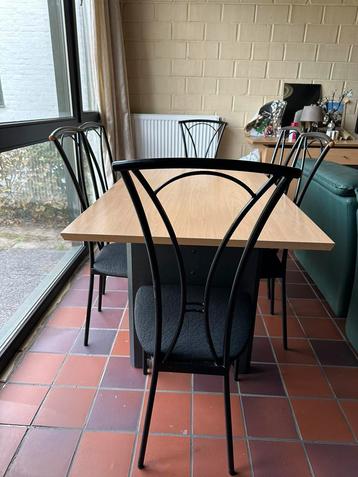 Eettafel met 6 stoelen – goede staat beschikbaar voor biedingen