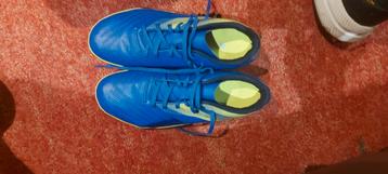 Voetbalschoenen met noppen beschikbaar voor biedingen